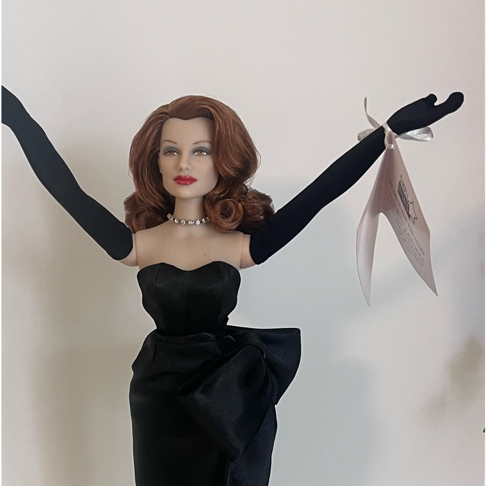 ❤️🖤RITA HAYWORTH as GILDA, 14.5” Vinyl Fashion Doll. FAO SCHWARTZ. EUC. ❤️🖤 - Picture 4 of 16